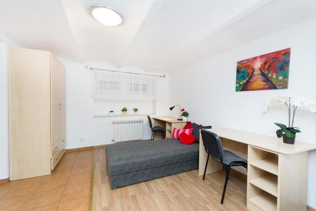 Akademikus Torun Hostel ภายนอก รูปภาพ